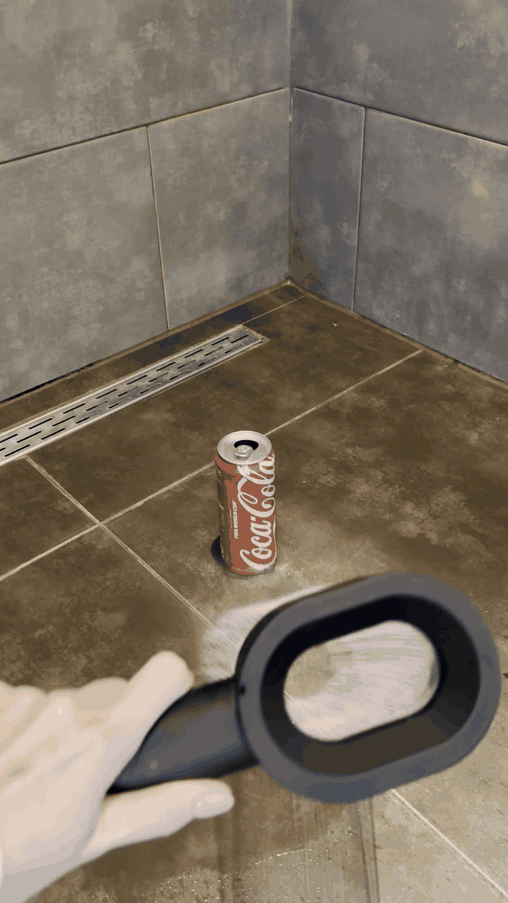 Vrouw tevreden na douche
